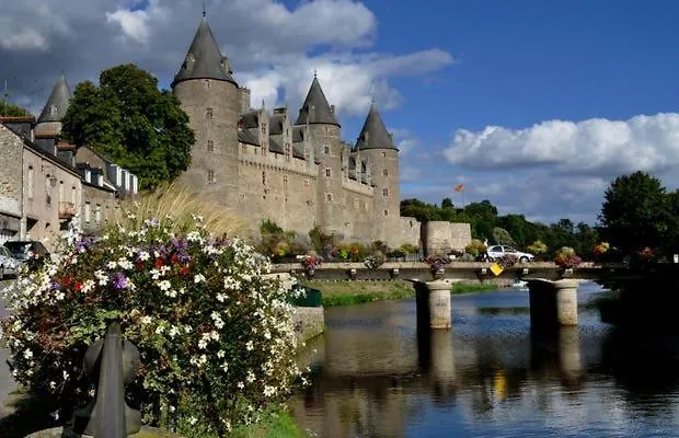 Stone Cottage With Modern Cosy Interior Near To Josselin Perfect Retreat For Writers Or Star Gazers Guégon 0*,  Francja